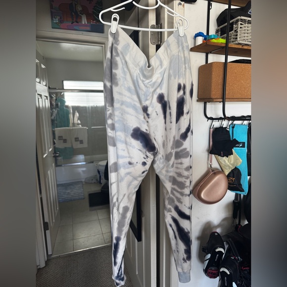 Peloton Women’s Large Tie-dye Sweatshirt & Sweatpants Set - Picture 10 of 11